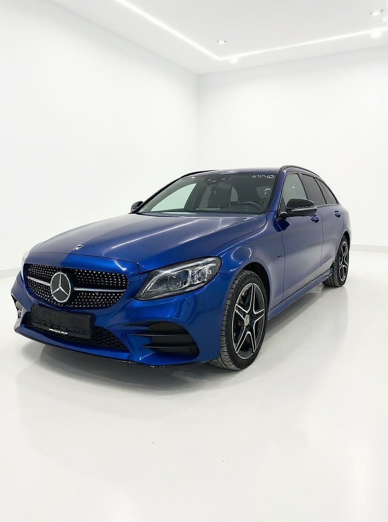 Mercedes C-klasse i professionelt showroom