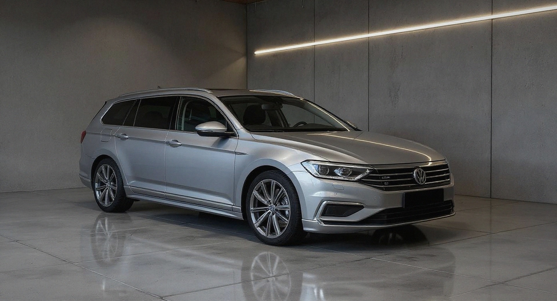 Samme bil i professionelt showroom